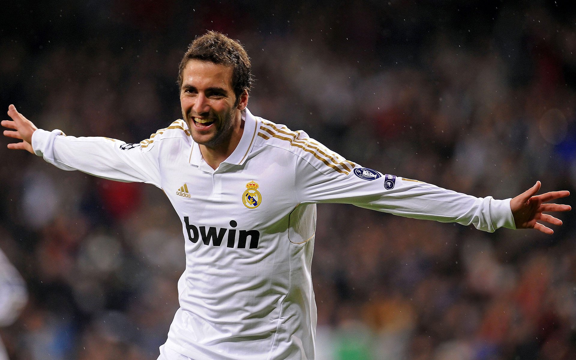 “足球+科技”新模式推动比赛更智能、更精彩，足球高科技