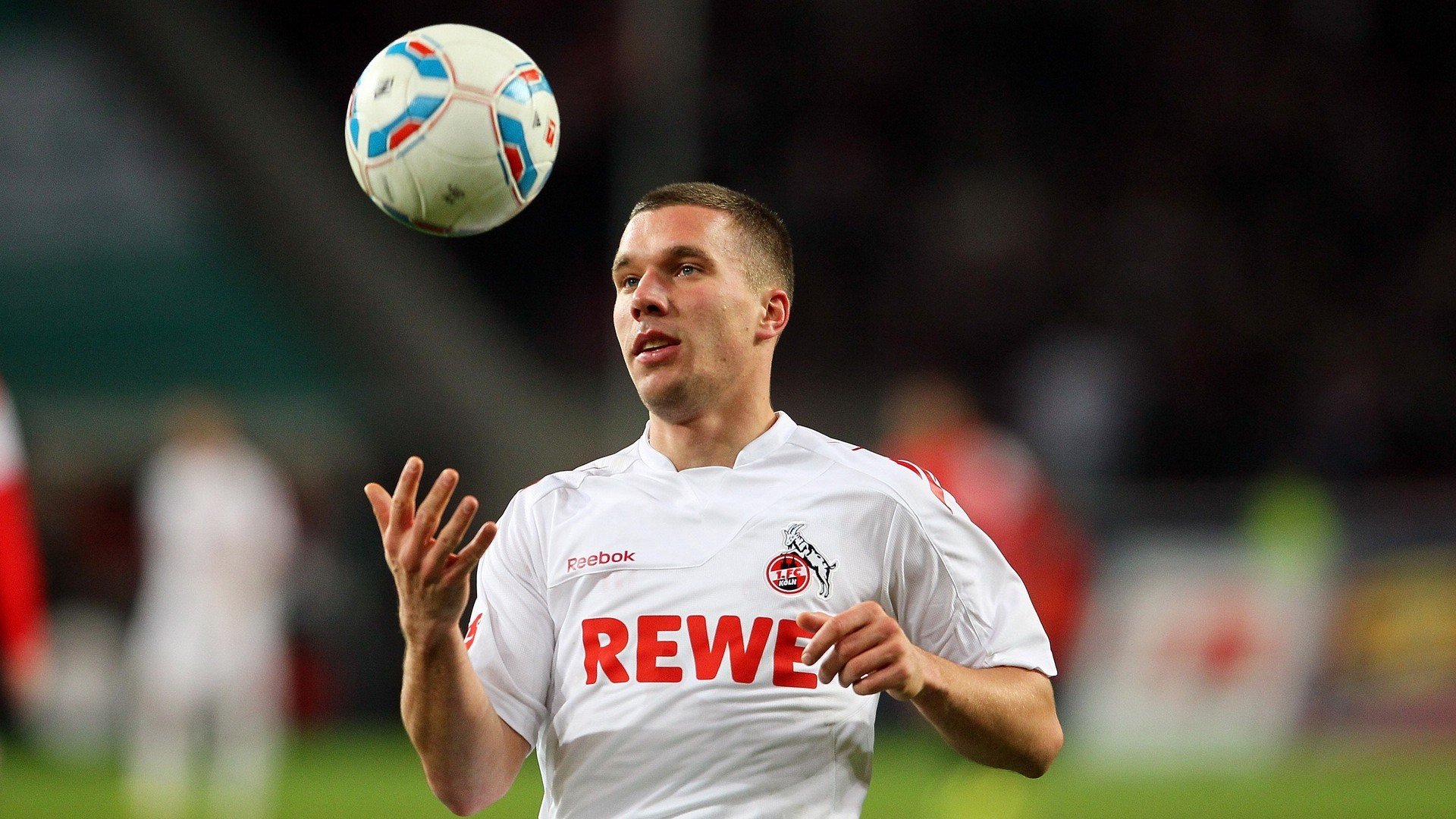 欧冠比赛中的“场外战”——媒体与舆论的角逐,欧冠外围赛分析